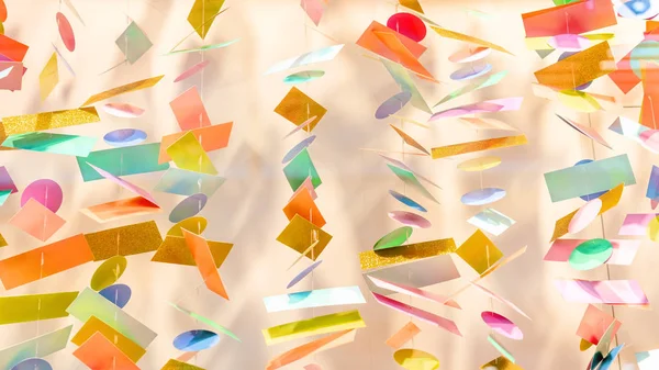 Formes de papier colorées suspendues — Photo