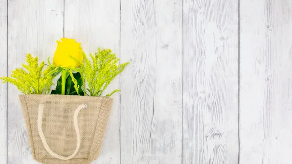 Flores em Hessian Shopping Bag cartão de saudação — Fotografia de Stock