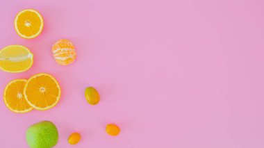 Taze Tropikal Meyveler Pembe Arka Plan Mesaj Alanı