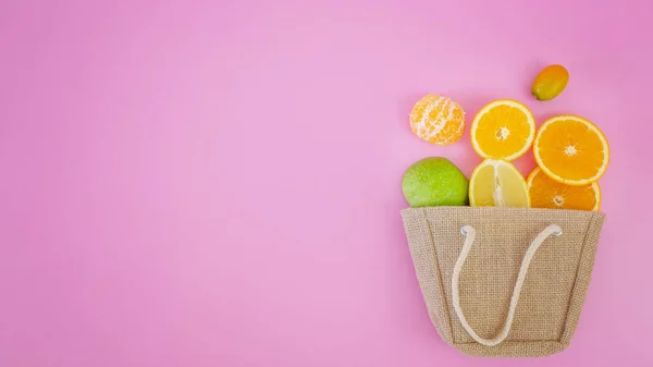 Frutta fresca nel sacchetto della spesa con spazio copia — Foto Stock