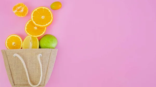 Frutta fresca nel sacchetto della spesa con spazio copia — Foto Stock