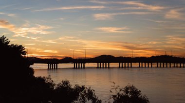 Güneş Ufkun Altına Daldıkça Karanlık Çöküyor