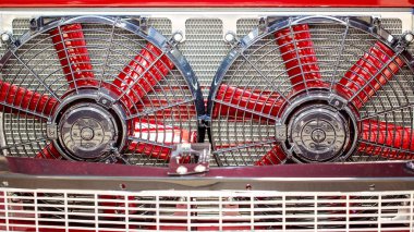 Kırmızı Klasik Araba Radyatör Hayranları Close Up