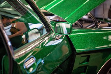 Yeşil Metalik Boyalı Klasik Araba Yakın Çekim