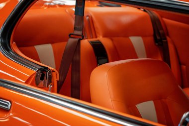 Orange Classic Vintage Car'ın iç mekanını yakından kapatın