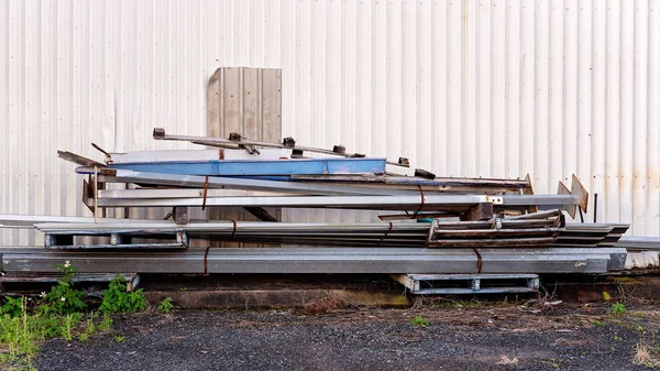 Building Supplies Left Outdoors As Junk — Stock Photo, Image