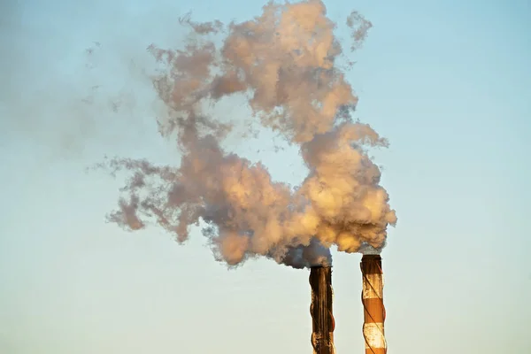 Загрязнение дыма с сахарного завода — стоковое фото