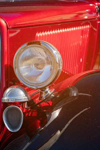 Primer plano del faro del coche clásico rojo — Foto de Stock