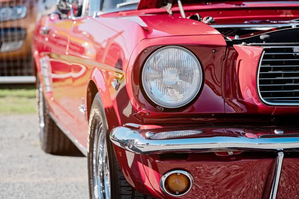 Primer plano del faro delantero del coche clásico rojo Imagen de stock