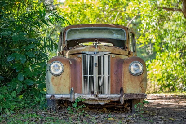 Rozsdás régi autó elhagyott az erdőben — Stock Fotó