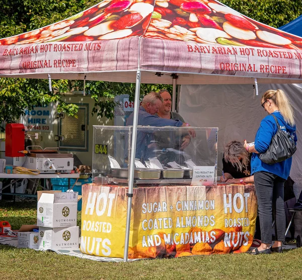 Vendedor de puestos de comida en el festival del vino y la comida — Foto de Stock
