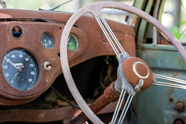 Wnętrze starego porzuconych Rusted Vintage samochód — Zdjęcie stockowe