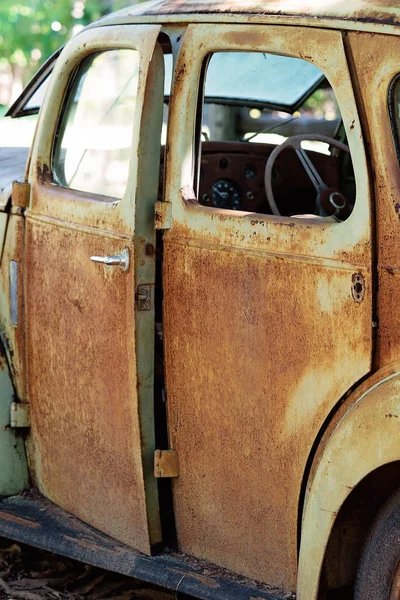 Antiguo coche Vintage abandonado oxidado — Foto de Stock