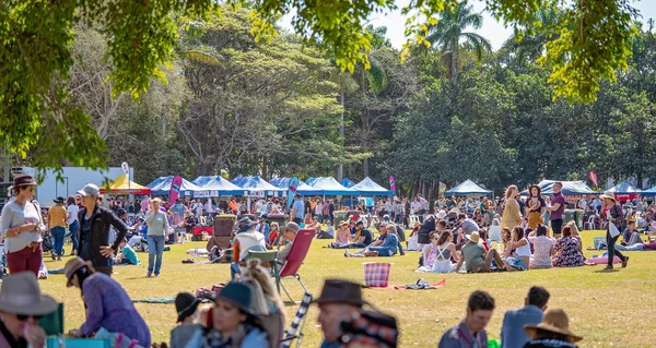 Multitudes disfrutando de la comida al aire libre y el festival del vino — Foto de Stock