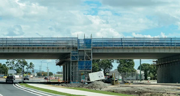 Будівництво нових автомобільних шляхопроводу міста — стокове фото