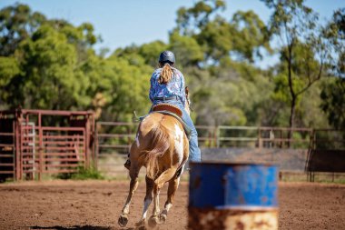 Cowgirl Outback Country Rodeo de Varil Yarış Rekabet