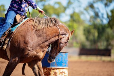 Outback Country Rodeo'da Namlu Yarışında Binicilik Yarışı