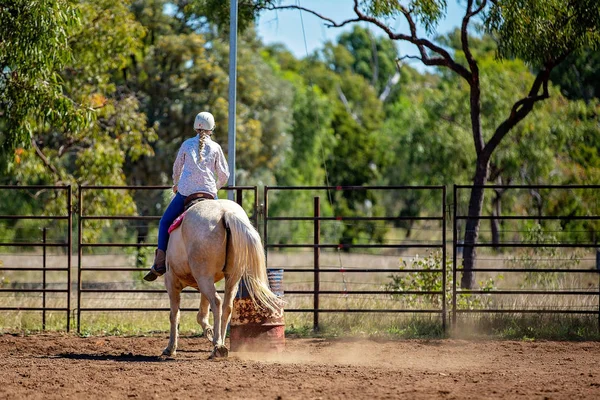 Flicka tävlar i Barrel racing på Outback Country Rodeo — Stockfoto