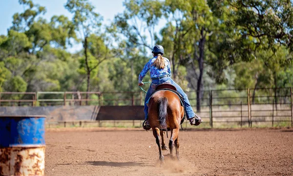 Flicka tävlar i Barrel racing på Outback Country Rodeo — Stockfoto