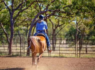 Cowgirl Ülke Rodeo de Varil Yarış Yarışması'nda Rekabet