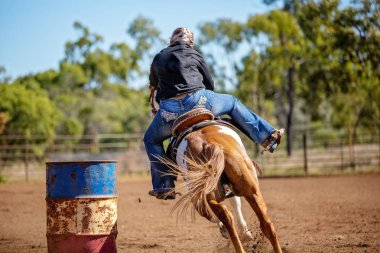 At ve Binici Outback Country Rodeo de Varil Yarışında Yarışıyor