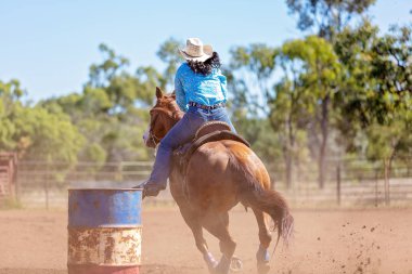 At ve Binici Outback Country Rodeo de Varil Yarışında Yarışıyor