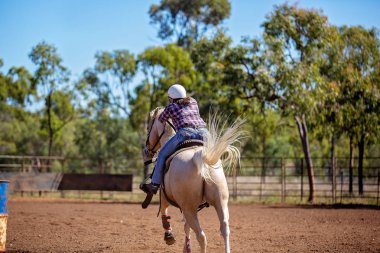 At ve Binici Outback Country Rodeo de Varil Yarışında Yarışıyor