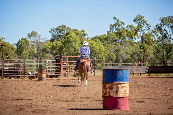 Cowgirl tävlar i Barrel racing konkurrens på Country Rodeo — Stockfoto