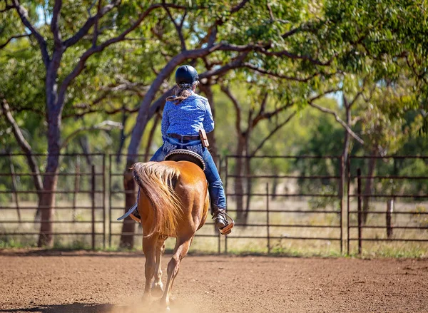 Cowgirl Competing În Baril Racing Competition La Country Rodeo — Fotografie, imagine de stoc