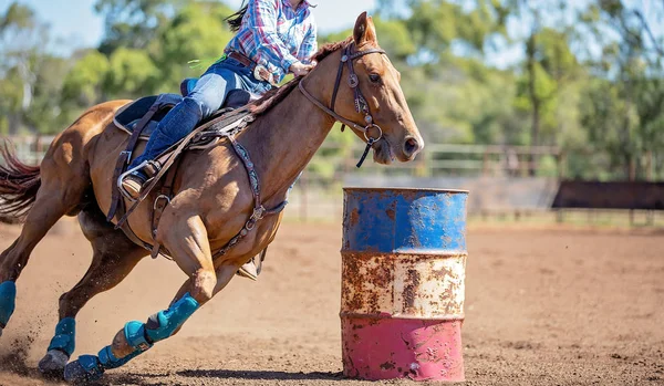 Koń i jeździec konkuruje w wyścigu baryłkę na Outback Country Rodeo — Zdjęcie stockowe