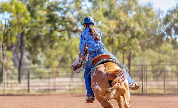 Häst och ryttare tävlar i Barrel Race på Outback Country Rodeo — Stockfoto