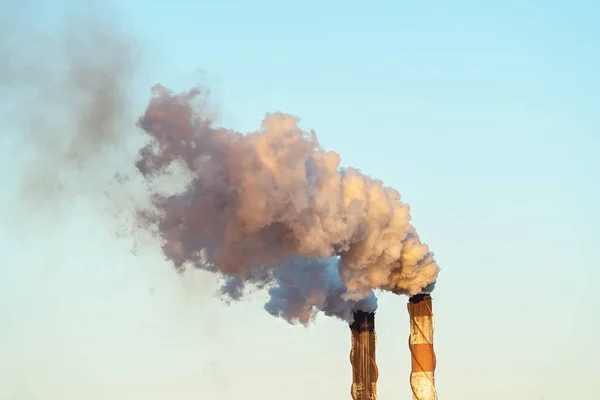 Загрязнение дыма с сахарной фабрики — стоковое фото
