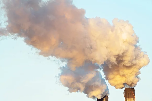 Загрязнение дыма с сахарной фабрики — стоковое фото