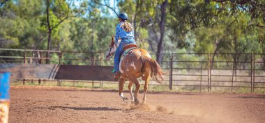 At ve Binici Outback Country Rodeo de Varil Yarışında Yarışıyor