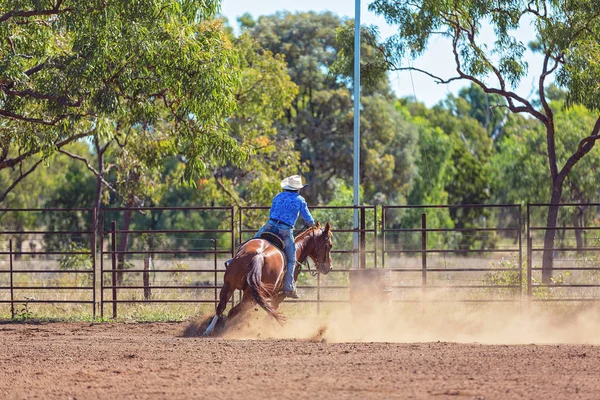 Häst och ryttare tävlar i Barrel Race på Outback Country Rodeo — Stockfoto