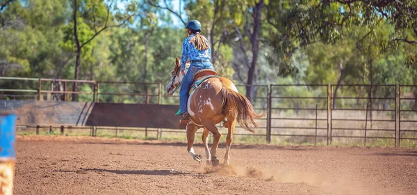 Ló és lovas versenyző hordó Race az Outback ország Rodeo — Stock Fotó