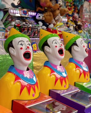Bir Funfair at Palyaçolar Oyunu Ağızda Top