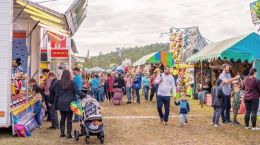 Country Show'da Sideshow Alley Zevk Kalabalıklar