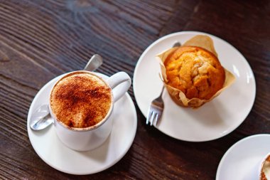 Kahve ve sabah çayı için bir muffin