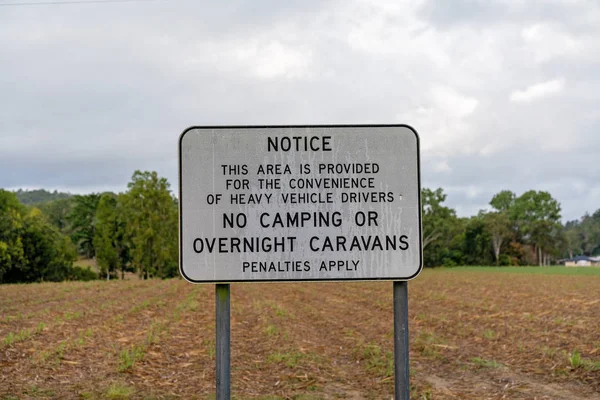 Señal prohibida de camping en una parada de descanso en la autopista —  Fotos de Stock