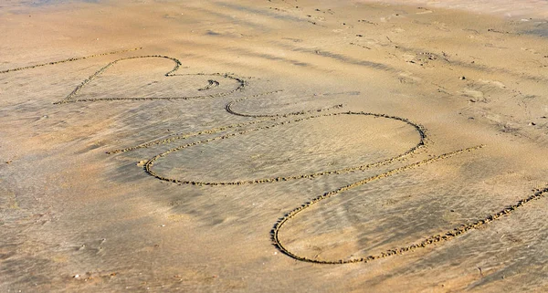 Mensagem de amor escrita na areia — Fotografia de Stock