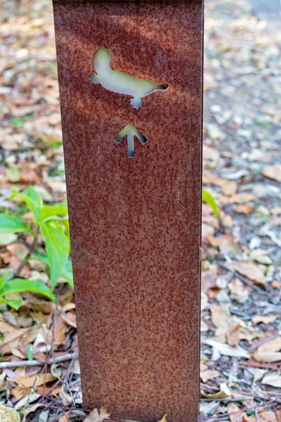 Panneau en acier pour les touristes à Platypus Affichage — Photo