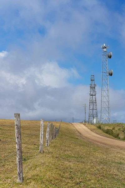 Torre de comunicações moderna da tecnologia justaposta com o país de agricultura undulating — Fotografia de Stock