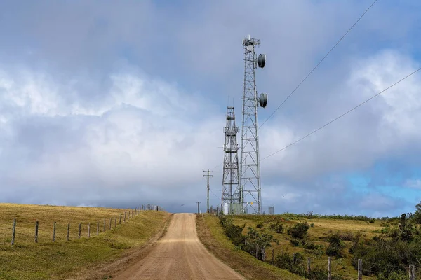 Torre de comunicações moderna da tecnologia justaposta com o país de agricultura undulating — Fotografia de Stock