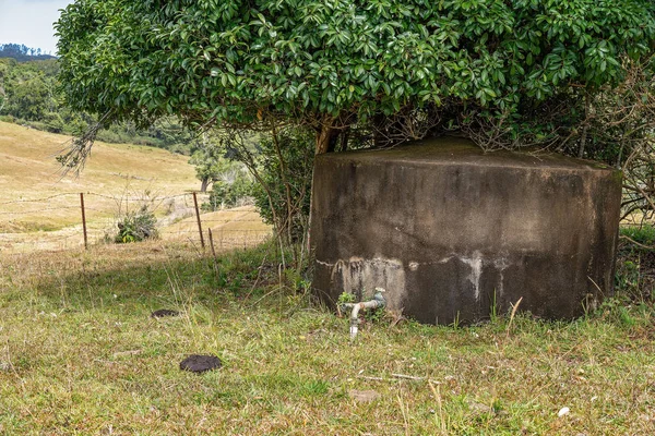 Vieux réservoir de béton pour stocker l'eau pour le bétail — Photo