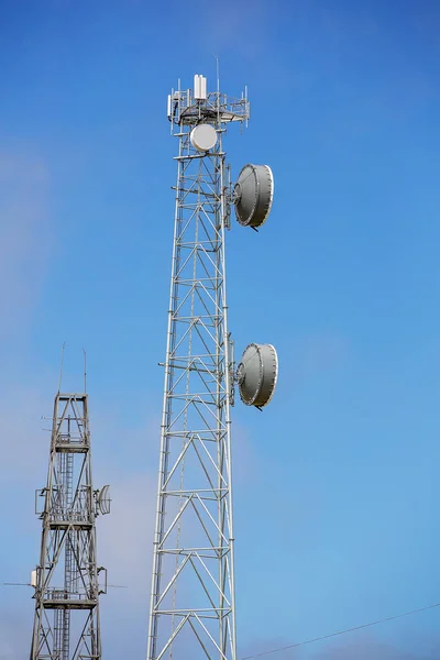 Moderní technologické komunikační věže — Stock fotografie