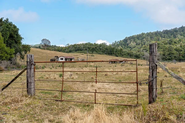 Övergivna mjölkgård egendom tillgång låst efter recession — Stockfoto