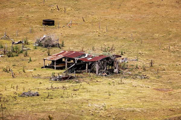 Затухаючі руїни старого сараю на безлюдному австралійському молочному господарстві в економічному розорення — стокове фото