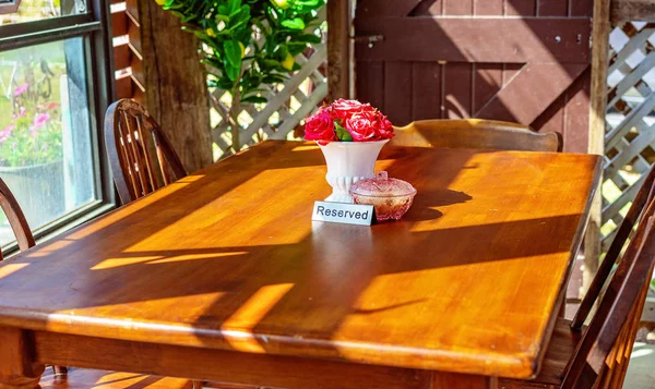 Деревянный обеденный стол в загородном кафе, готовом к бронированию — стоковое фото