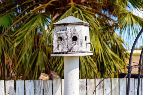 Una casa de pájaro blanco en un jardín —  Fotos de Stock
